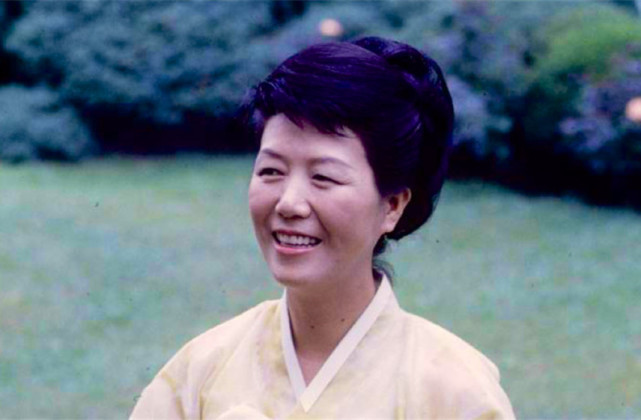 在此之前,朴正熙的妻子陆英修同样死于枪杀.