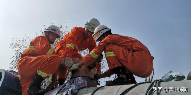男子清洗抽粪罐车掉入罐中 祁县消防切割罐体救人