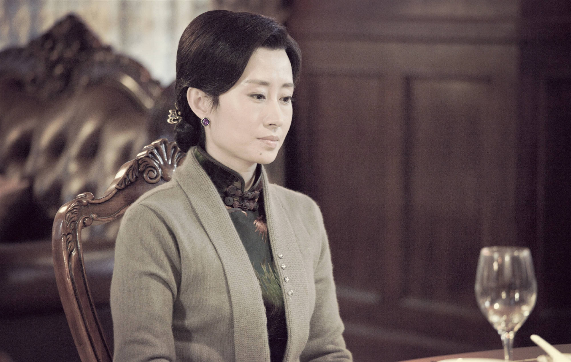 43岁刘敏涛出席活动穿着裸色长裙还是那个优雅知性的明家大姐