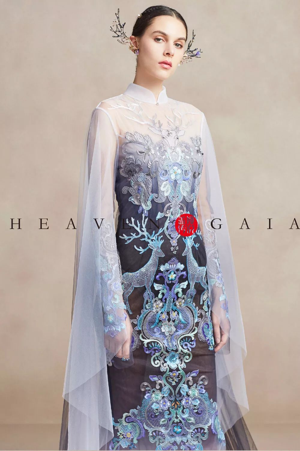 (被熊英承包的春晚)而她的成就也的确令人咋舌:2014年作为中国设计师