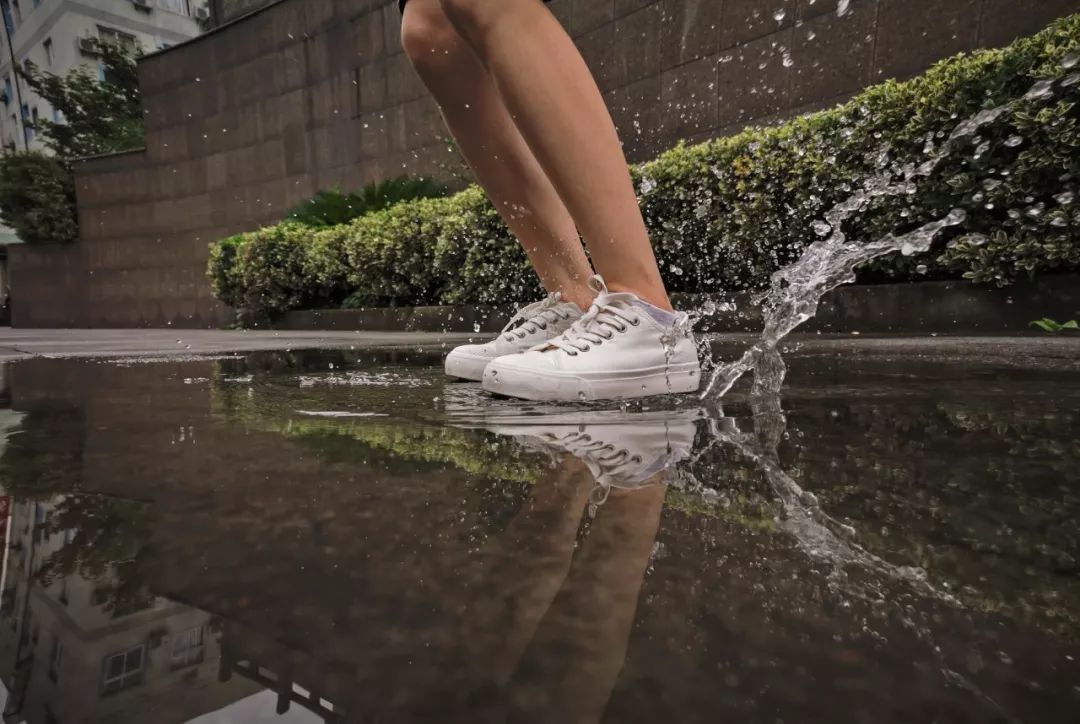 不怕水的帆布小白鞋,穿着超舒服