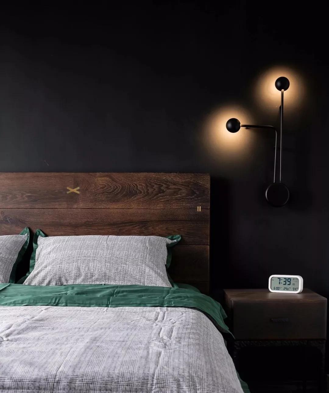 黑色床头背景,烟熏木色床头,对称壁灯,简约的卧室空间,色彩的过渡