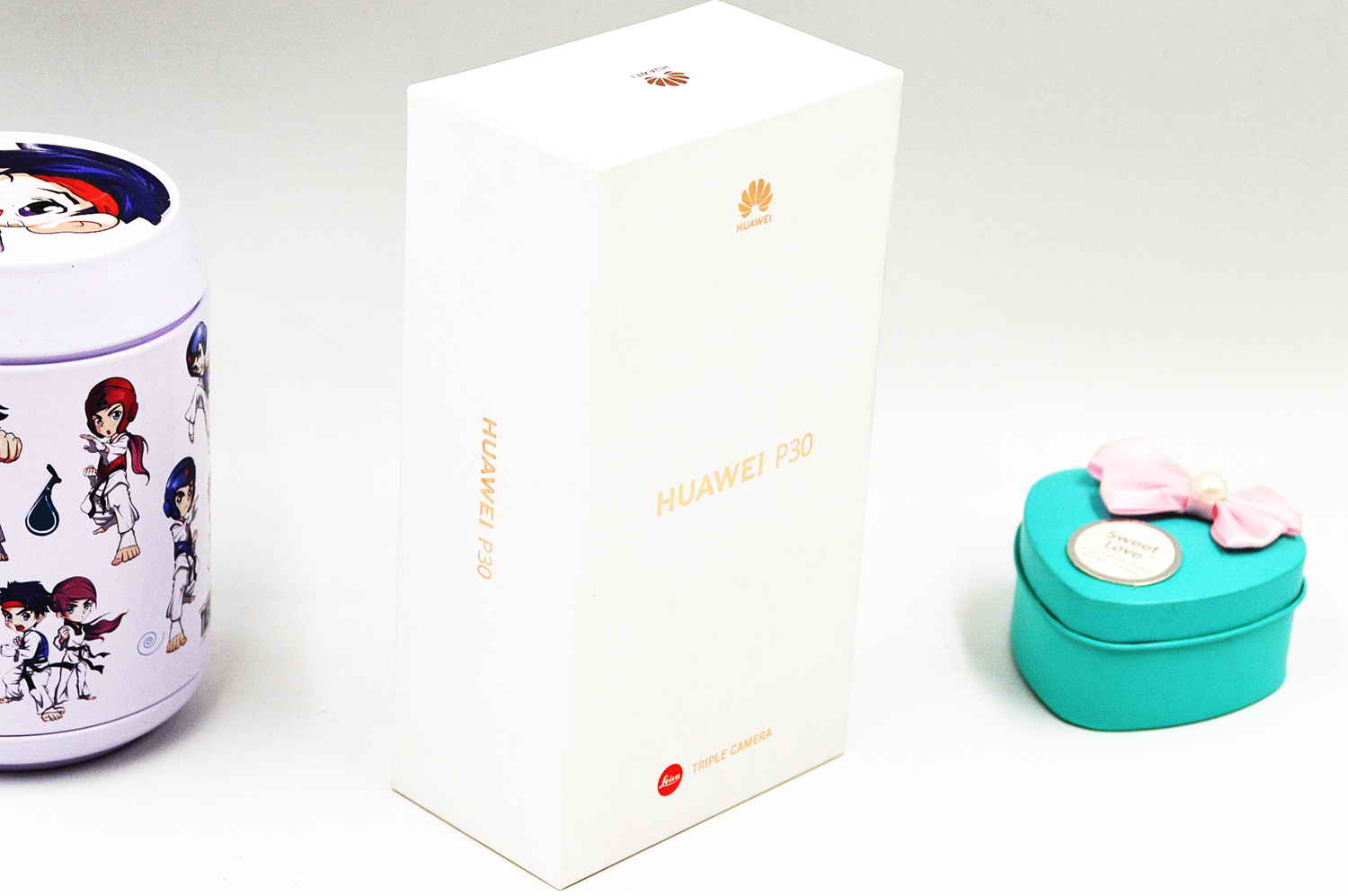 华为p30的外包装采用的是相对简约的白色包装盒,除了红色的徕卡标识外