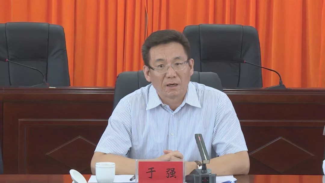 县委副书记刘东云主持会议.