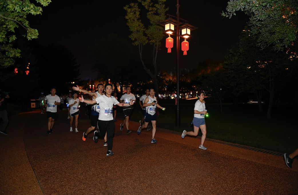 点燃整个夜晚的运动激情悦跑西安大唐芙蓉园站火热来袭