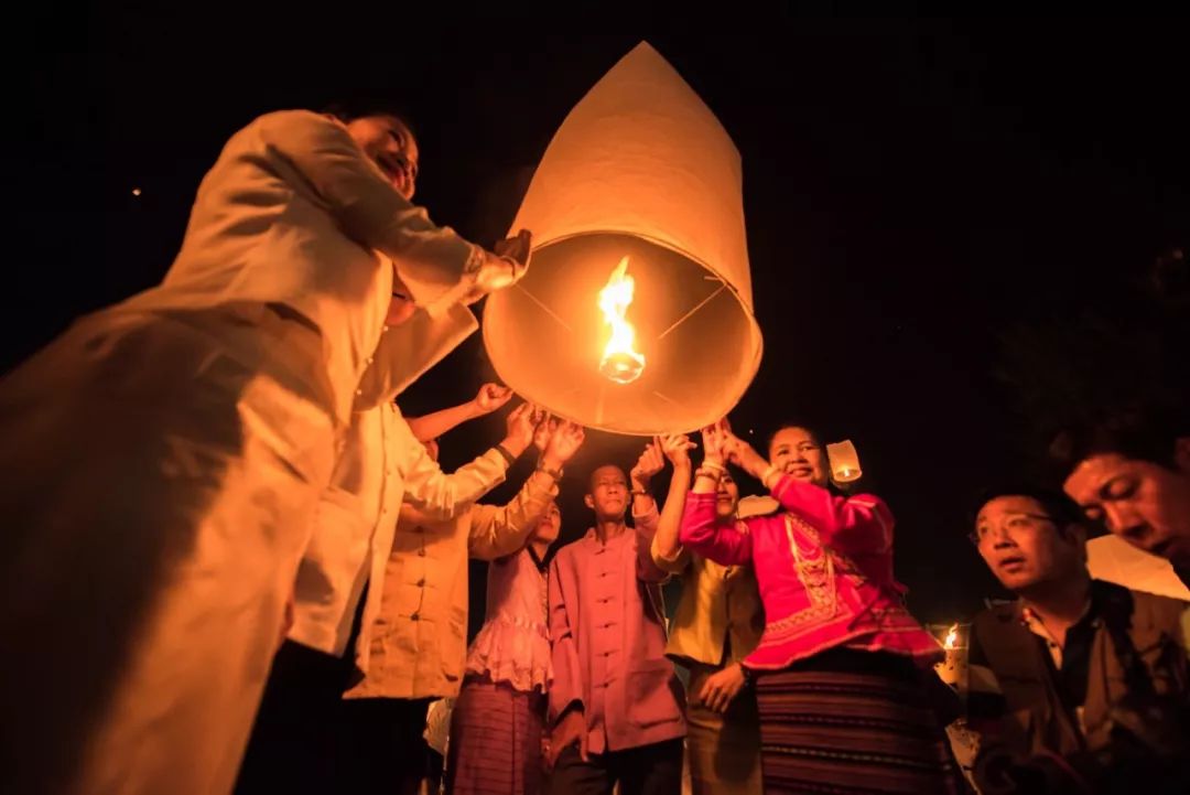 泰国天灯节清莱骑马布施清迈万人天灯节水灯节行程6天