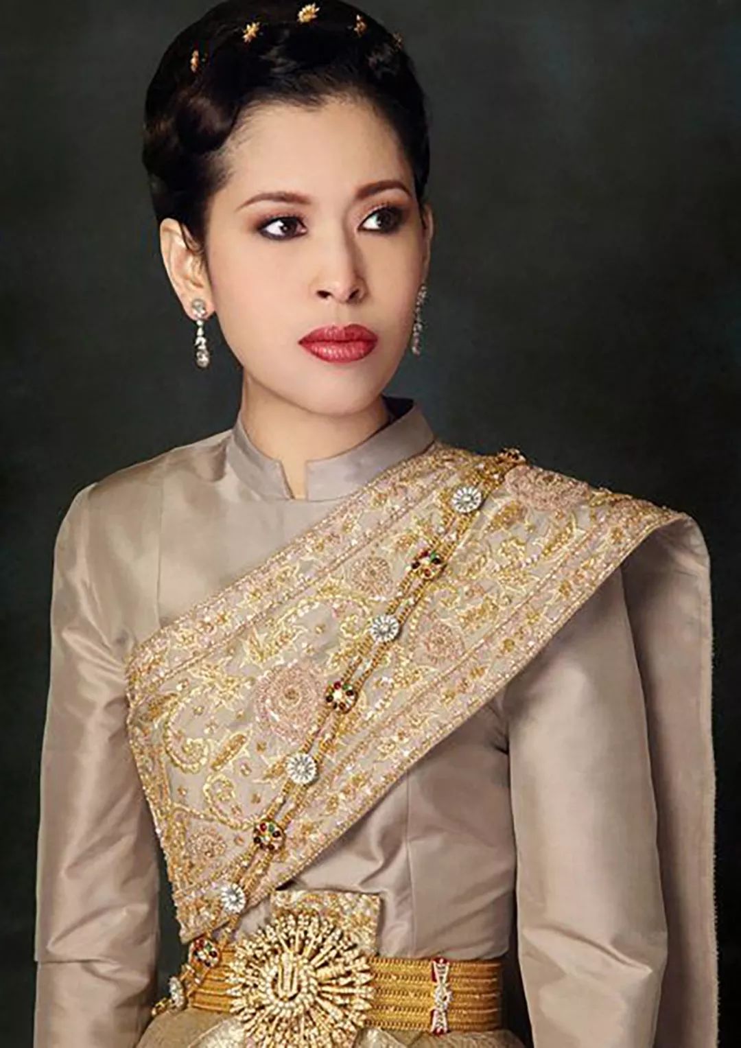 62岁泰国"轮椅公主"带病上班,只要国王不点头,就得接着干!_朱拉蓬