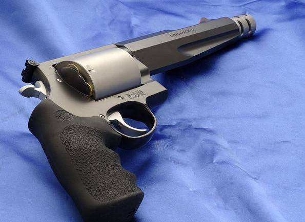 原创西部牛仔的标配人人都爱的左轮手枪需要独特的射击姿势