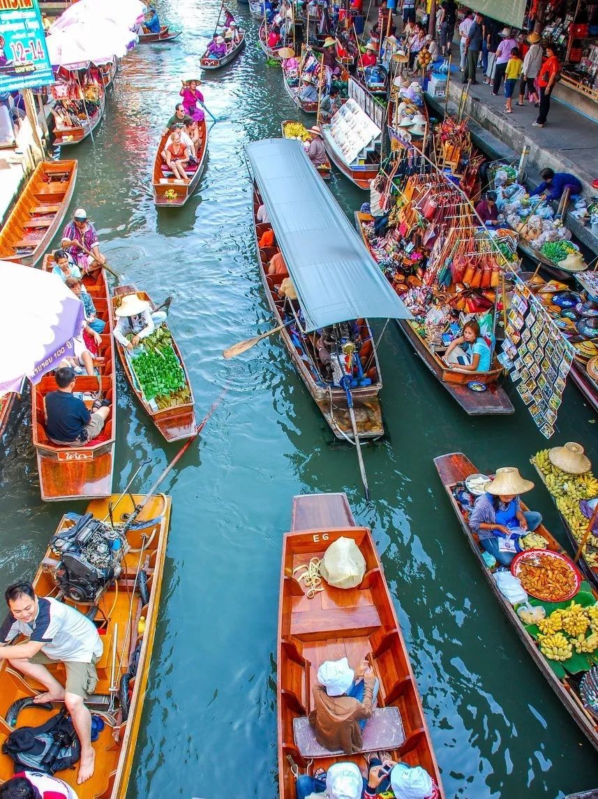 品尝地道点心和水果的最佳地点之一是感受泰国水上人家生活水上市场是