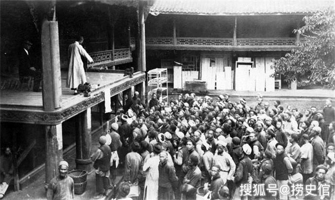 美国教授拍的民国四川,十岁孩子卖烟枪,打谷场耍龙庆丰收