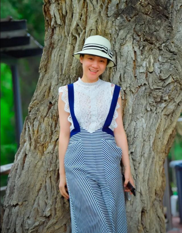 周群解锁最新出游穿搭!46岁依然似少女?温差再大也能从容应对