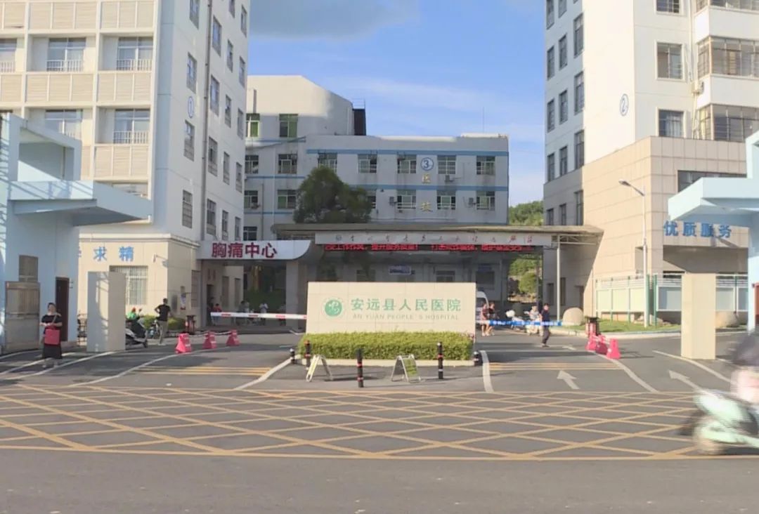 近日,记者来到县人民医院妇产科主任李海月的办公室,此时李海月正在给