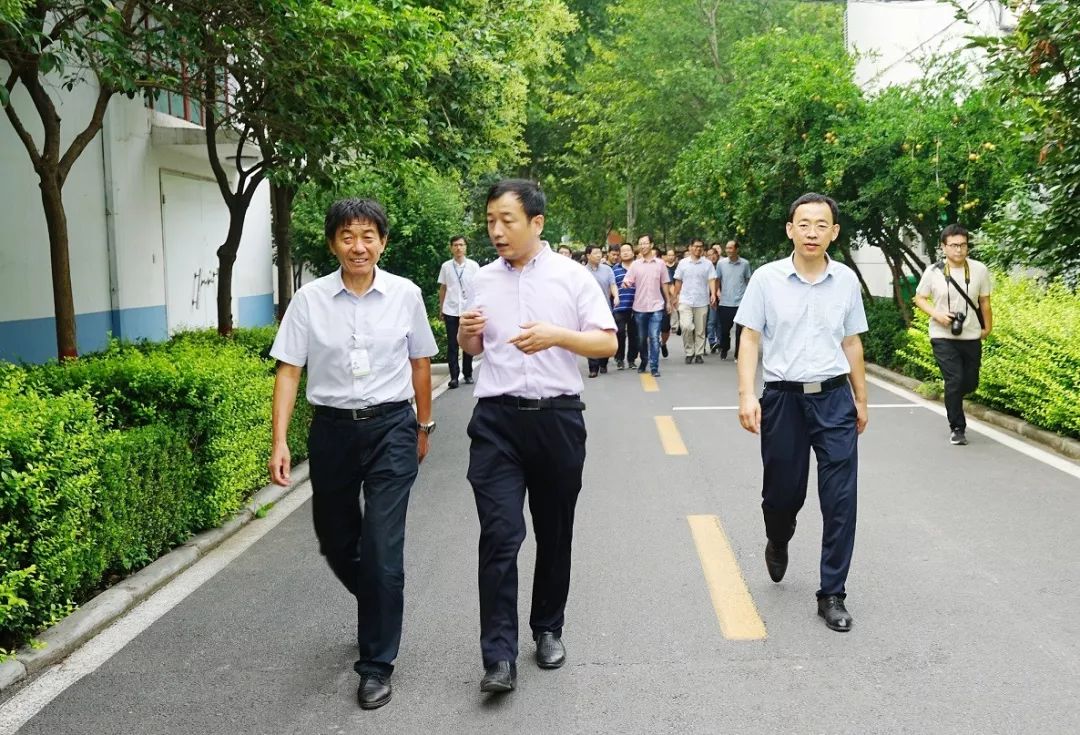 盧慶國為大家做主題報告,他介紹了晨光生物的發展歷程,以及在這一過程