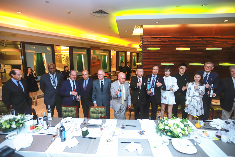 国际友人做客当代著名书法家潘兴东家 共同交流中国传统文化