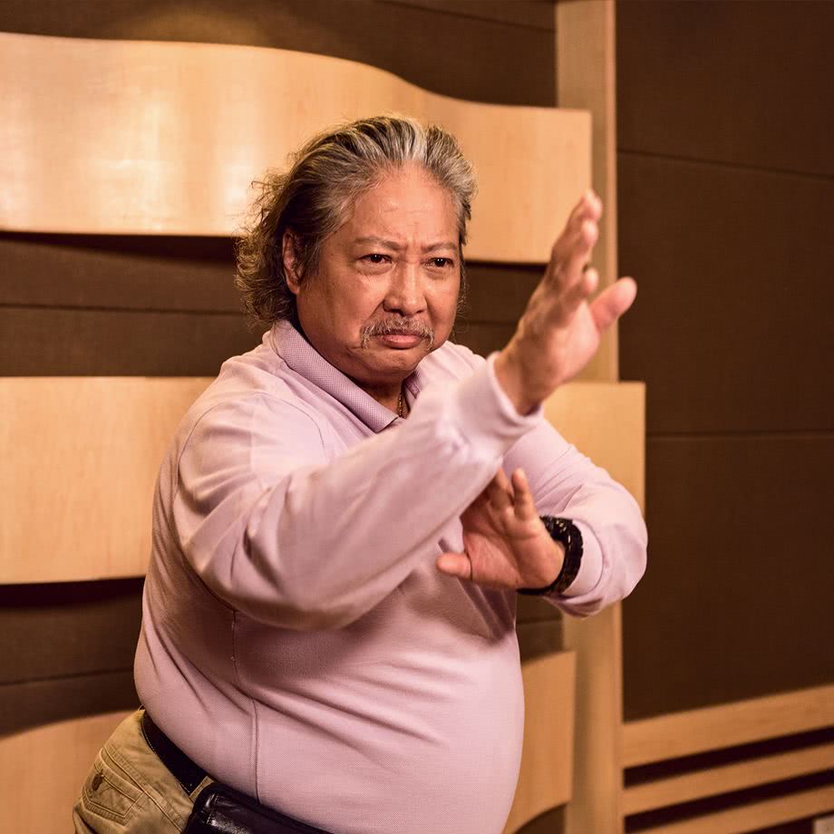 七十岁洪金宝现身片场,减肥后留蘑菇头,网友:岁月啊