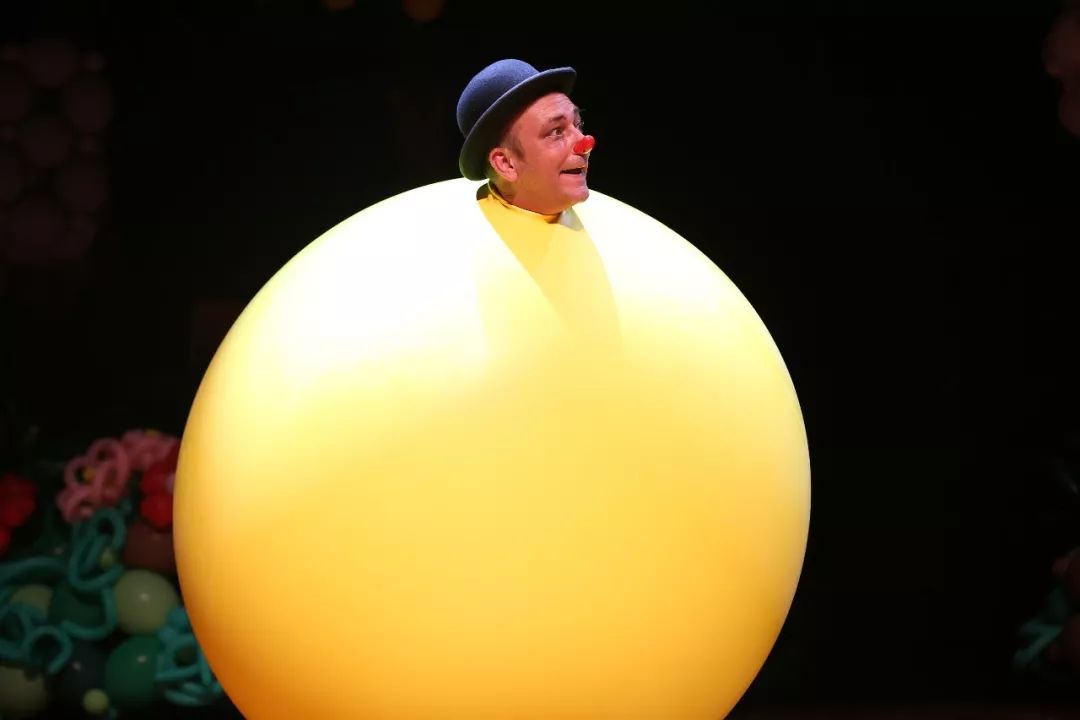 3位艺术家,10000个气球打造非凡气球童话世界精彩的歌曲弹唱,创意的