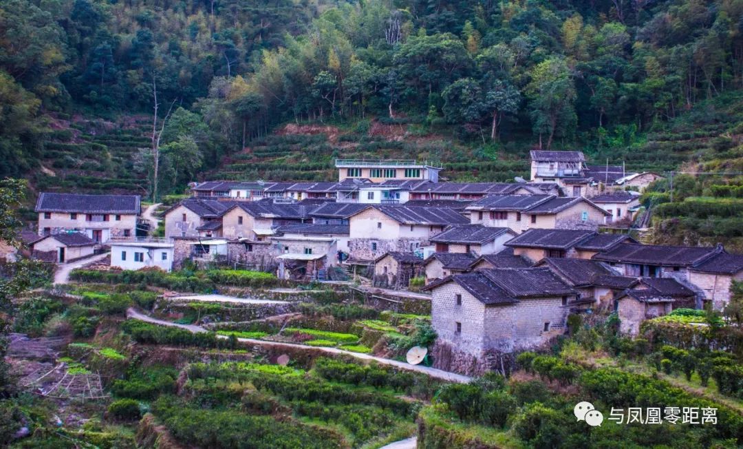 这个原始村落叫做"深坑,属于饶平县新塘镇南村,之所以名为深坑,或因