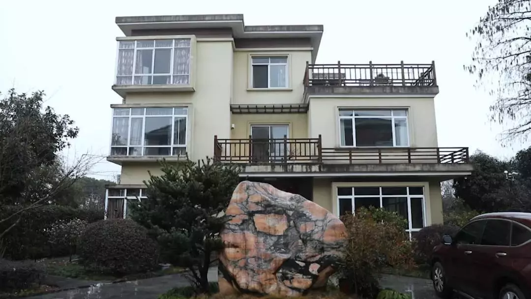 79岁退休教师自建别墅13位老人抱团养老千万别小瞧父母