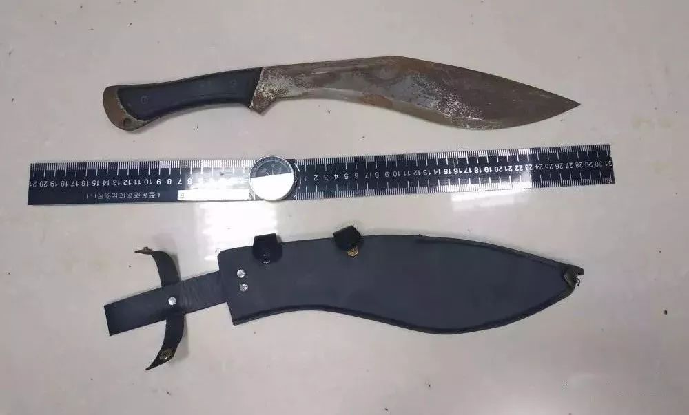 执勤交警在车内发现一把长约30公分的管制刀具,将驾驶人当场控制后