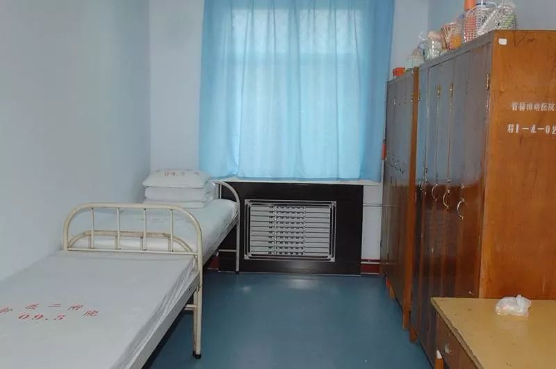 话题1:某医院某科室,因值班室要腾出他用,护士长要求大家在两天之