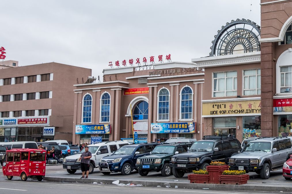 内蒙古二连浩特中国的北大门到处是蒙古国汽车国产品牌很少