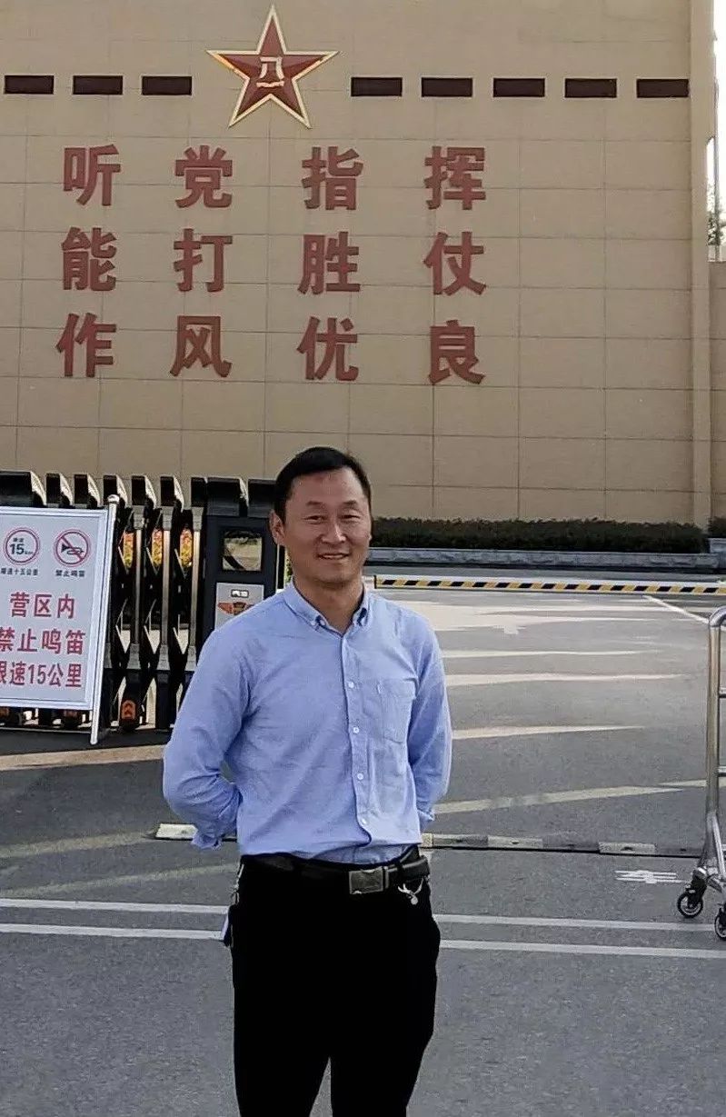 广岩,原名范正伟,男,70后,中学高级教师,现任教于河南省渑池县某中学.