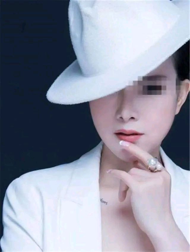 重庆保时捷女司机化个妆就把本来的自己忘了活成了可怜小女人