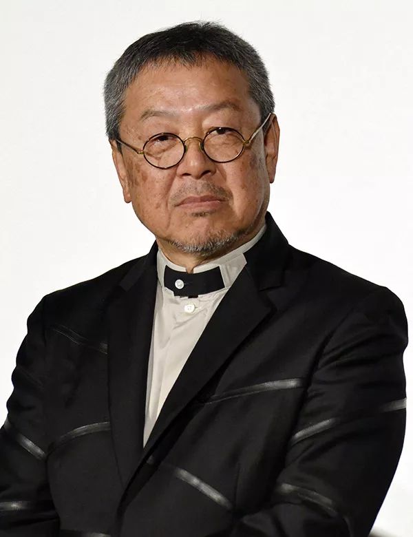 狮子》获得"日本sf大赏",1998年再以《神之山岭》摘得"柴田炼三郎奖"