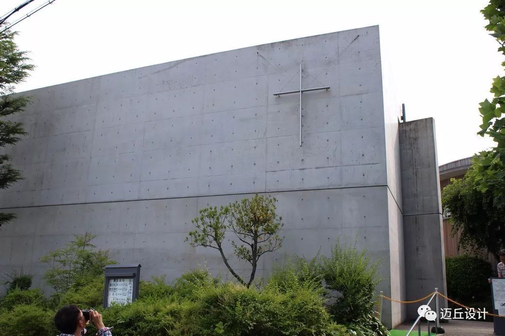 是现有一个木结构教堂和牧师住宅的独立式扩建