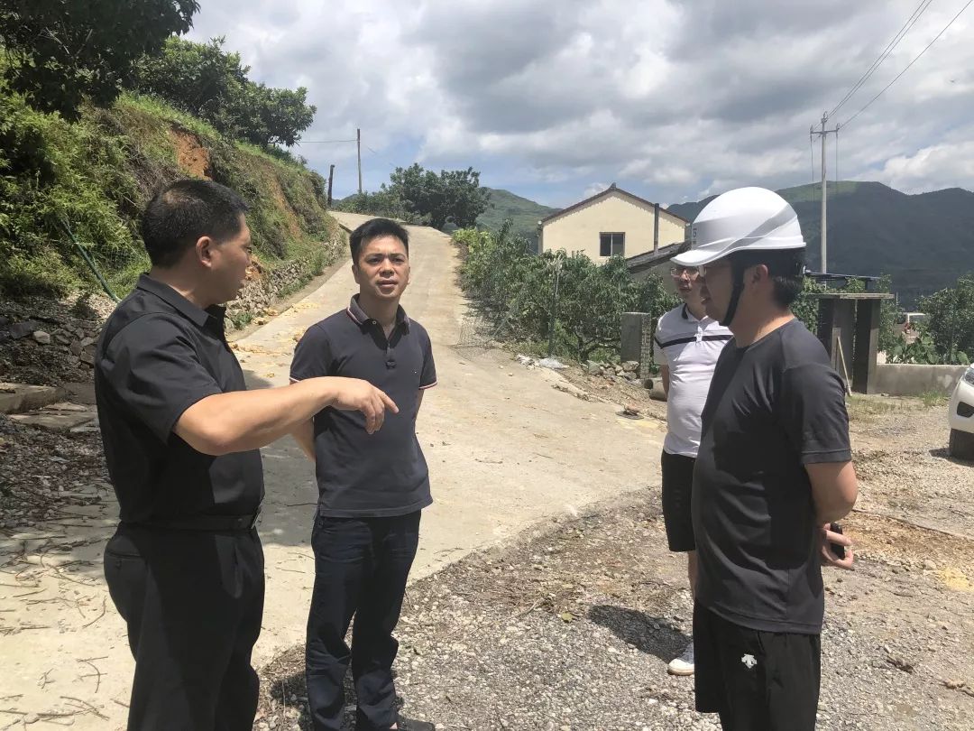 县交通运输局局长叶邦锋,县交通发展集团执行董事杨松一行检查道路