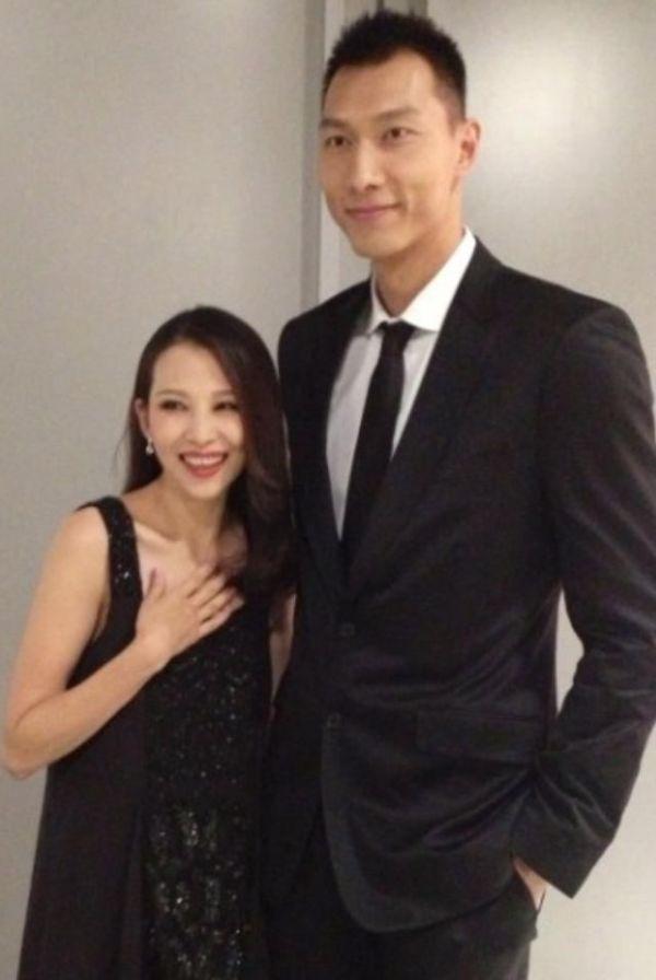 七位娱乐明星与易建联合影巩俐显大姐范邓紫棋潘玮柏机智化解