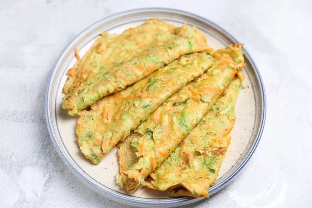 杏仁拌茴香做法:将甜杏仁用沸水煮上10分钟左右,茴香切碎备用.