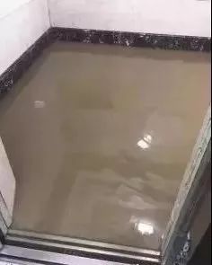 暴雨来袭电梯进水别忽视