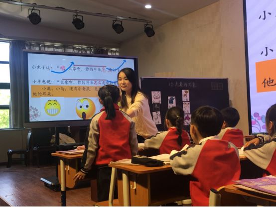 林佩,永嘉县瓯北中心小学语文教师,温州市教坛新秀,温州市优秀教师.