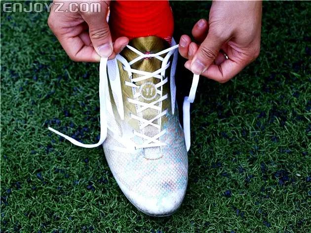 足球鞋鞋带的正确绑法你会吗