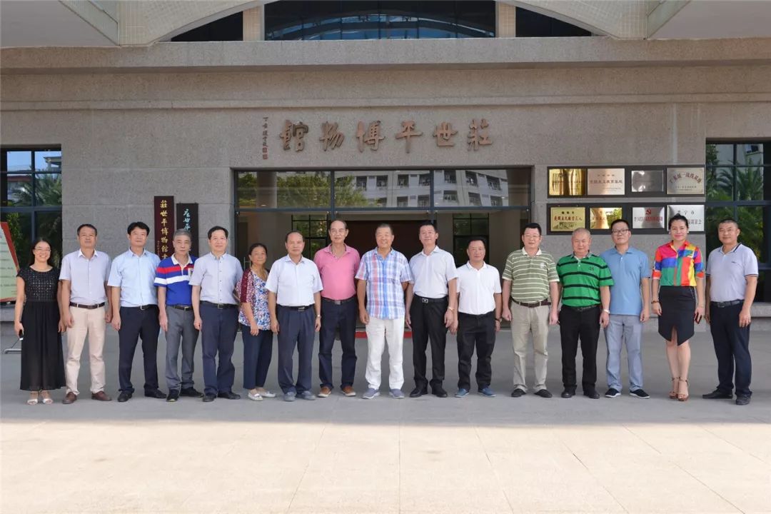 撰稿:陈玉玲参观结束后,张会长等一行与李文旭校长等领导在博物馆前