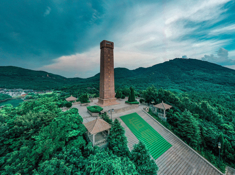 在距纪念馆东300余米的望母山顶建成一座高36米的"苏南抗战胜利纪念碑