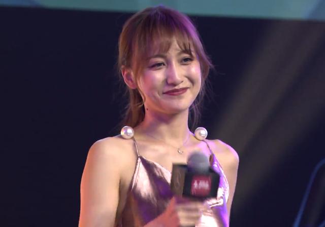 uzi女粉再次抢镜,rng主场美女主持人表示:太羡慕了