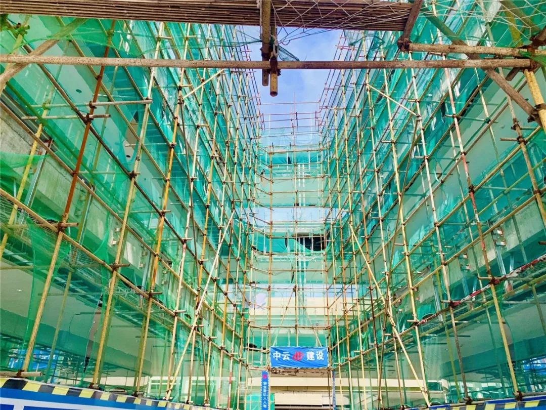 金街顶楼情况电梯已安装到位各楼层情况保利mall与金街之前的装饰造型