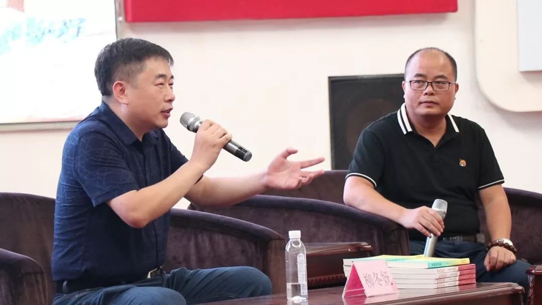 记者在现场看到,此次讲座邀请了著名文学评论家柳冬妩作主讲嘉宾,邱