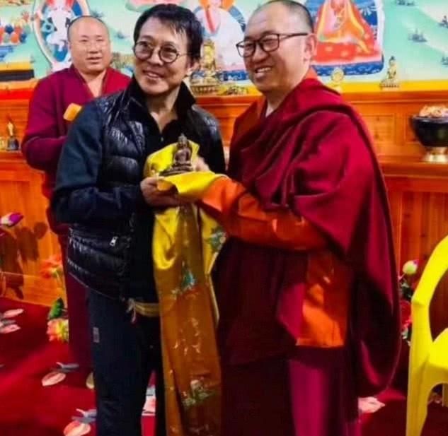 了青海囊谦巴麦寺拜访,因为与主持结缘,李连杰算是青海地区的佛门常客