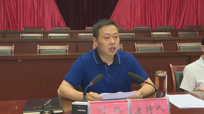 在下午召开的会议上,何旭通报了纳雍县脱贫攻坚"五个专项治理"及"夏秋