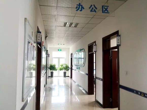 带领群众及企业代表在派出所院内和办案区,办公区,生活区进行参观,并