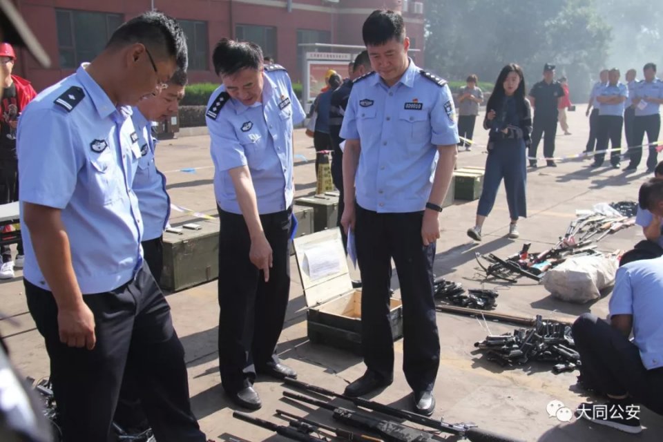 昝斌在销毁现场指出,通过开展集中销毁一批非法枪爆物品活动,希望全市