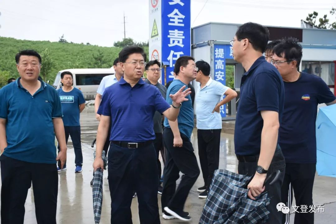 文登区各级党组织和党员干部深入一线组织发动群众打赢防御利奇马硬仗