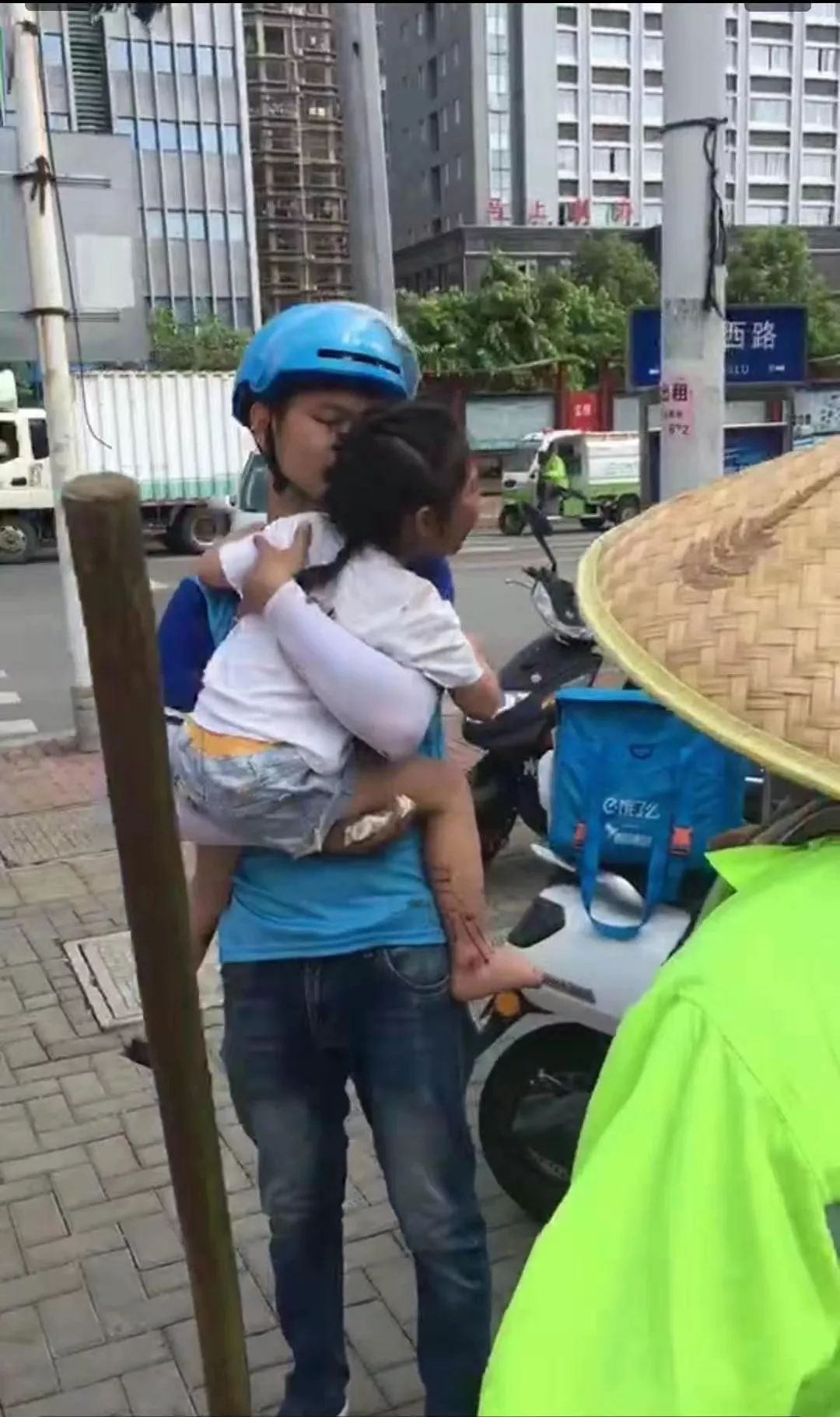 突發連江104國道發送嚴重車禍一貨大貨車撞飛電動車女騎手不幸當場