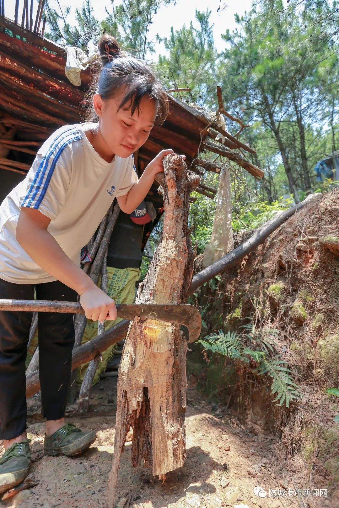 "李健媛说,"假期能帮助爸妈干活,减轻他们的负担,虽然很忙,很累,但是