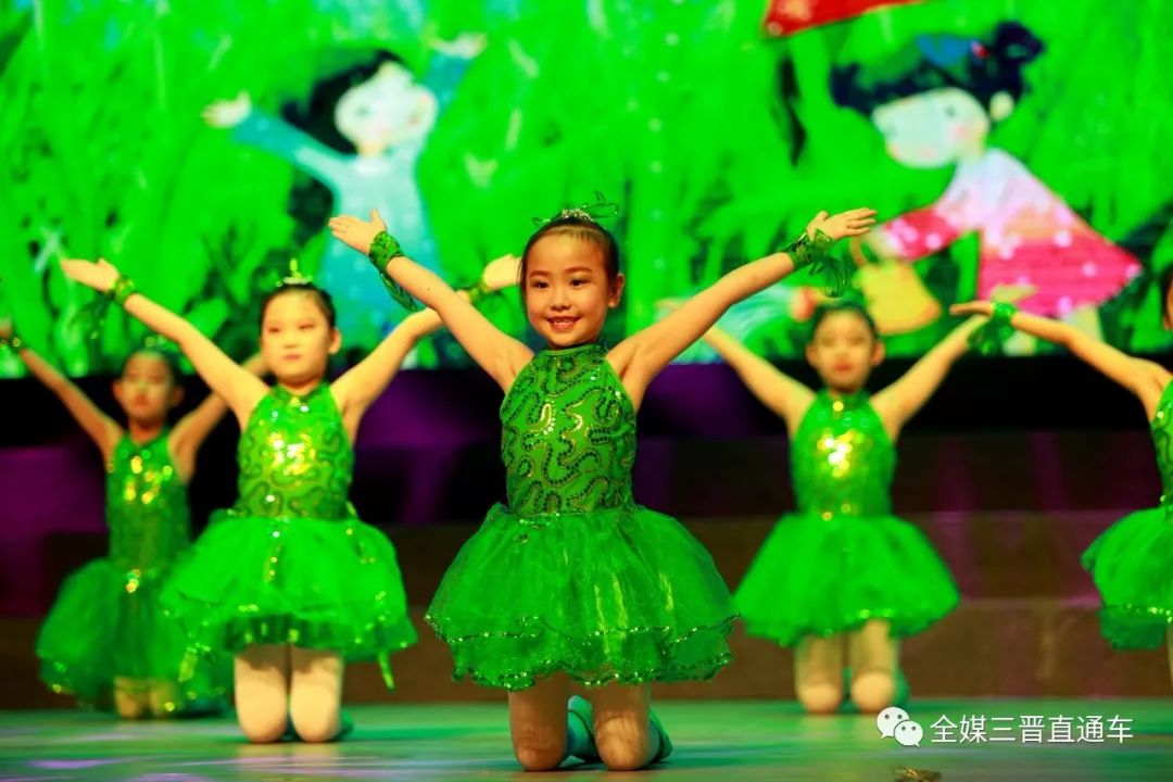 盂县小明星艺术学校第五届暑期汇报演出在文化中心举行