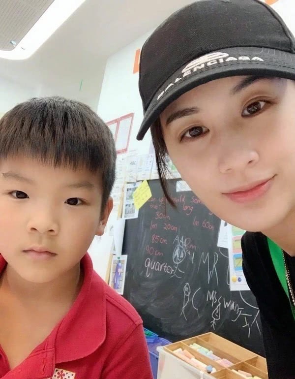 黄圣依罕见晒小儿子安麟活泼好动母子感情深与安迪大不相同