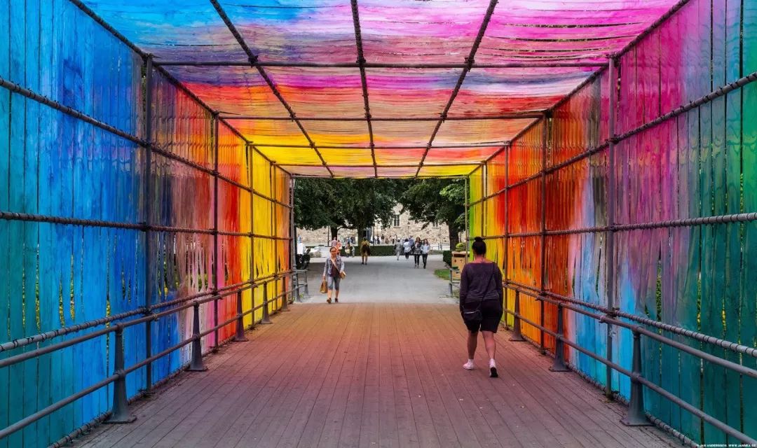 色彩魔术吸睛的彩虹景观装置